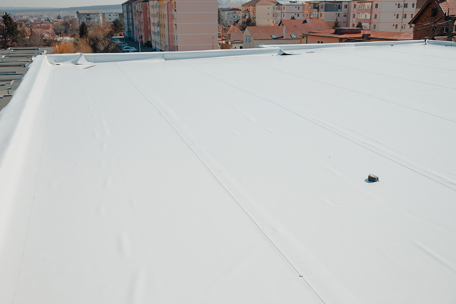 Toit plat en membrane TPO.